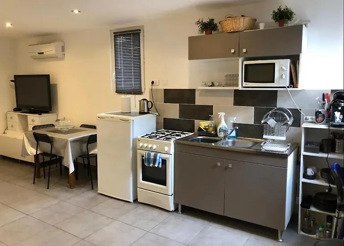 Maison De * טולון